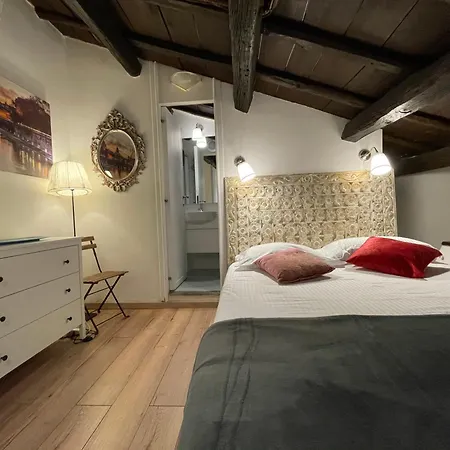 Rooftop View House Near Piazza Navona